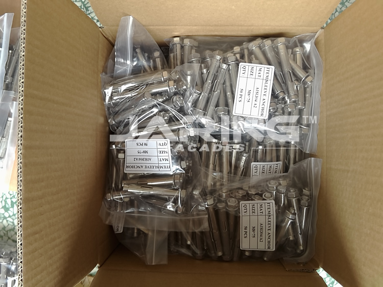 sleeve anchors packing in factory.jpg